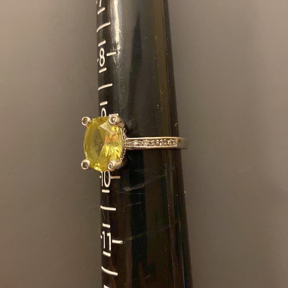 Oval Canary Yellow ring - Picture 2 of 4